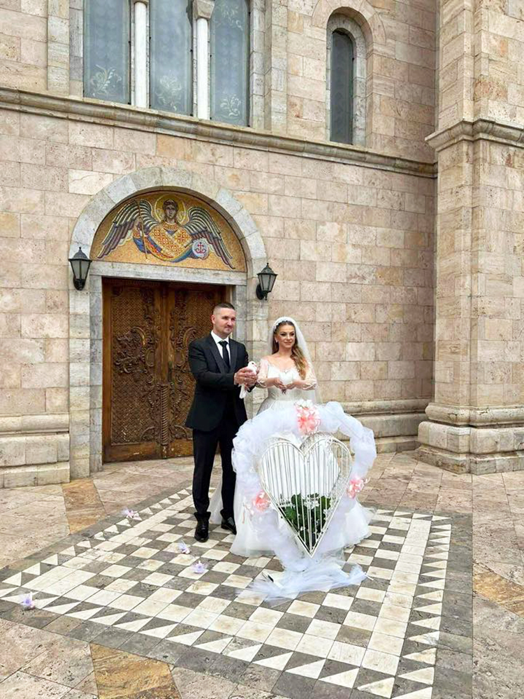 Iznajmuvanje beli gulabi za svadba – mladi pustaat gulabi