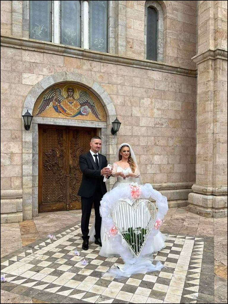 Младенци држат бели свадбени гулаби во раце пред Св. Троица Радовиш