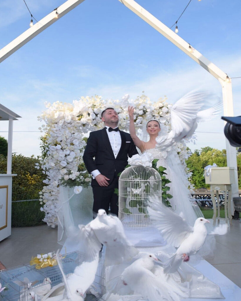 romanticen moment so beli gulabi